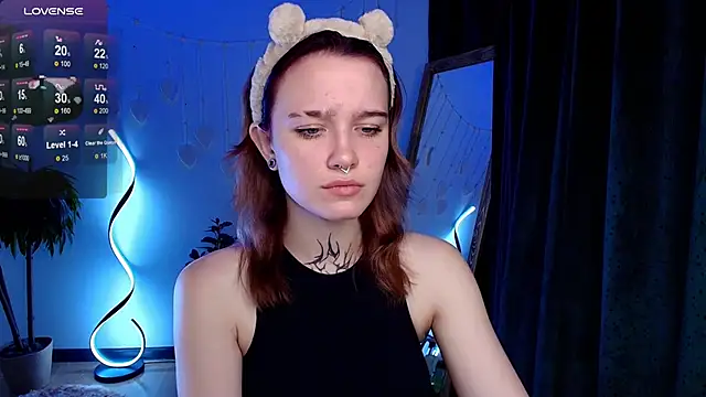 Snapshot of Elastikiss chatting on 09-19-25, 02:35 Elastikiss online show from 09-19-25, 02:35