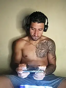 Snapshot of Alexsexygamer chatting on 11-11-25, 01:16 Alexsexygamer online show from 11-11-25, 01:16