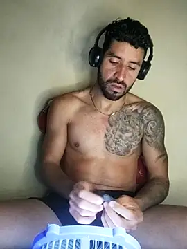 Snapshot of Alexsexygamer chatting on 11-23-25, 01:05 Alexsexygamer online show from 11-23-25, 01:05