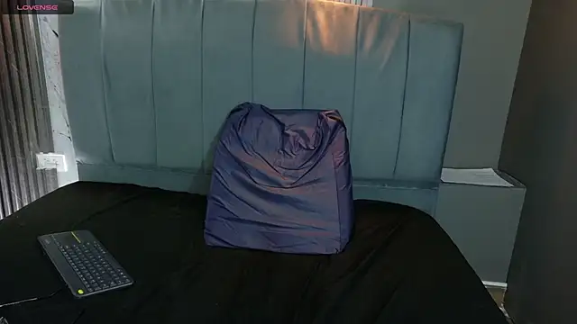 Snapshot of angeles_azul chatting on 09-14-25, 04:50 angeles azul online show from 09-14-25, 04:50