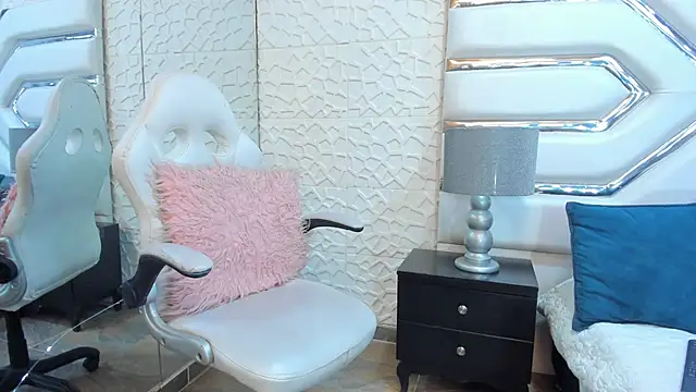 TatiLee online show from 10-18-25, 01:45