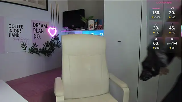 LiaWoow online show from 10-14-25, 02:07