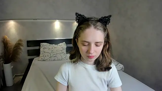 Camilla Kelly online show from 10-06-25, 01:03