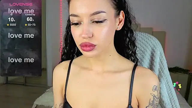 Snapshot of Alexa___Hill chatting on 10-14-25, 01:06 Alexa   Hill online show from 10-14-25, 01:06