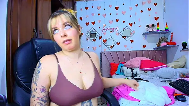 Snapshot of Anny_Hurtado chatting on 11-17-25, 05:24 Anny Hurtado online show from 11-17-25, 05:24