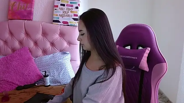 Snapshot of Emma-Flowers chatting on 09-29-25, 07:30 Emma-Flowers online show from 09-29-25, 07:30