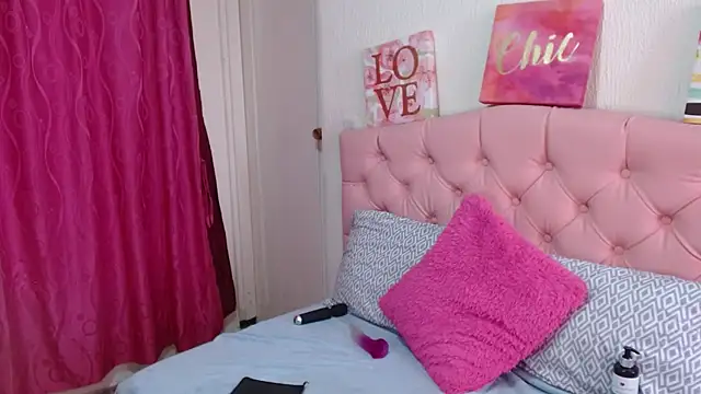 Snapshot of Emma-Flowers chatting on 10-08-25, 07:11 Emma-Flowers online show from 10-08-25, 07:11