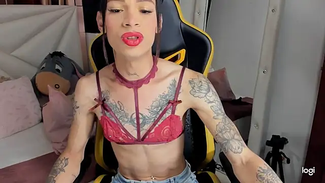 Snapshot of sara_slut21 chatting on 12-31-24, 05:44 sara slut21 online show from 12-31-24, 05:44