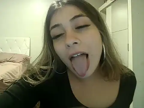 Snapshot of Becca_B chatting on 04-26-26, 03:26 Becca B online show from 04-26-26, 03:26