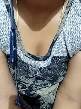 Snapshot of Varsha21 chatting on 10-29-25, 12:07 Varsha21 online show from 10-29-25, 12:07