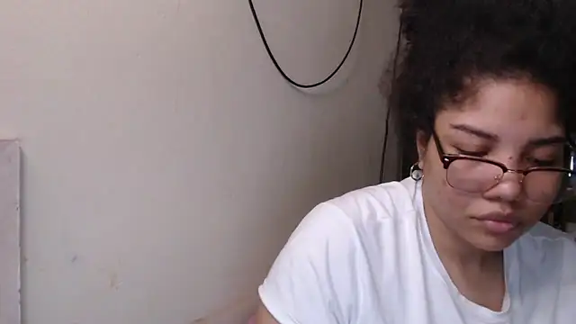 Snapshot of madelene chatting on 12-24-24, 01:28 madelene online show from 12-24-24, 01:28