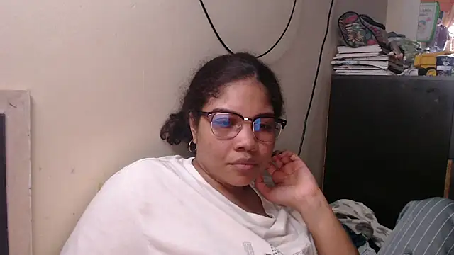 Snapshot of madelene chatting on 02-12-25, 01:41 madelene online show from 02-12-25, 01:41