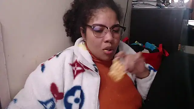Snapshot of madelene chatting on 02-16-25, 11:48 madelene online show from 02-16-25, 11:48