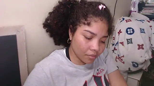 Snapshot of madelene chatting on 03-15-25, 04:35 madelene online show from 03-15-25, 04:35