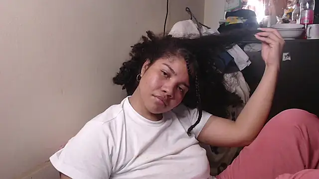 Snapshot of madelene chatting on 03-18-25, 04:15 madelene online show from 03-18-25, 04:15