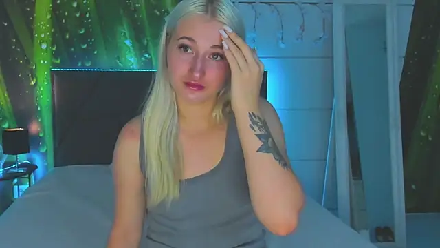 Snapshot of HollyTailors chatting on 10-25-25, 05:26 HollyTailors online show from 10-25-25, 05:26