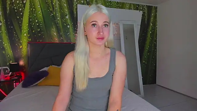 Snapshot of HollyTailors chatting on 10-29-25, 01:02 HollyTailors online show from 10-29-25, 01:02