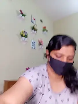 Snapshot of Rose-luckey chatting on 06-21-26, 11:35 Rose-luckey online show from 06-21-26, 11:35