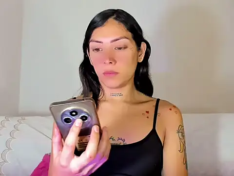 Snapshot of Megan_Gil_ chatting on 10-20-25, 01:00 Megan Gil online show from 10-20-25, 01:00