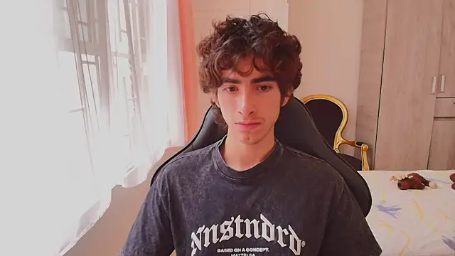 Nude Boy18 online show from 10-06-25, 06:05