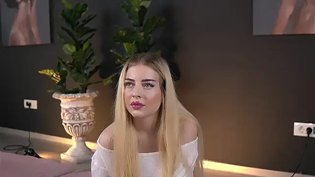 Snapshot of SerenaNoir chatting on 10-18-25, 09:04 SerenaNoir online show from 10-18-25, 09:04