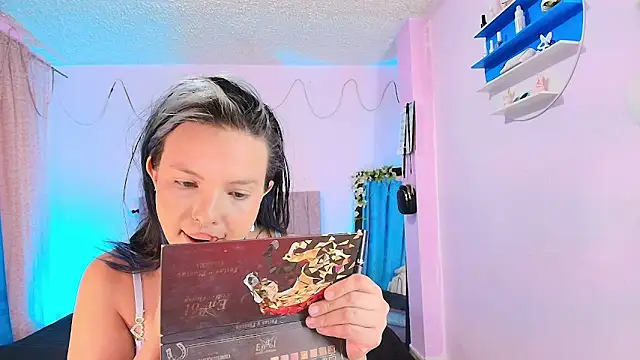 MiSofialeal online show from 04-28-26, 05:51