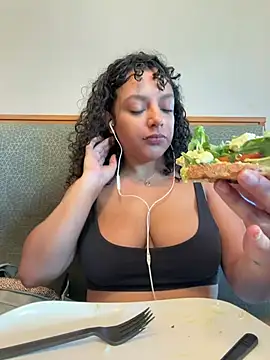 Snapshot of allybluee777 chatting on 02-24-26, 01:31 allybluee777 online show from 02-24-26, 01:31