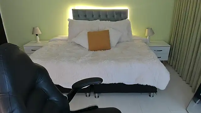 Catti Brie online show from 10-25-25, 01:46