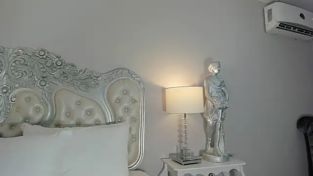 CarolineLee  online show from 12-13-25, 10:37