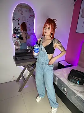 Snapshot of Alysson_LS chatting on 09-30-25, 01:43 Alysson LS online show from 09-30-25, 01:43