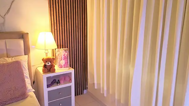 Snapshot of LunaRosse_ chatting on 10-10-25, 12:04 LunaRosse online show from 10-10-25, 12:04