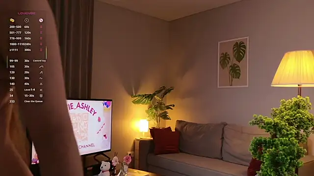 Luna Foxy online show from 10-08-25, 02:25