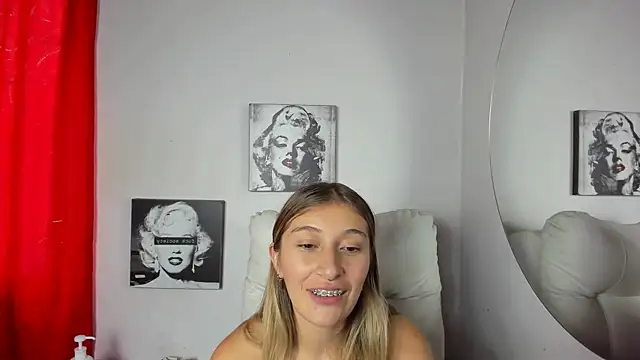 Snapshot of SophiaaLee chatting on 07-23-26, 01:58 SophiaaLee online show from 07-23-26, 01:58