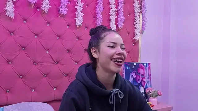 Nanis James online show from 11-09-25, 02:43