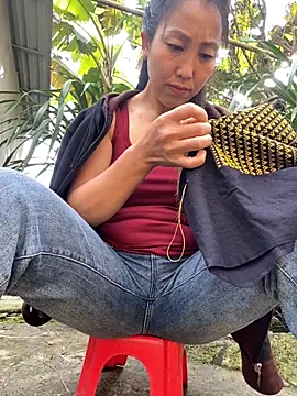 Huong-Ly online show from 10-19-25, 01:39