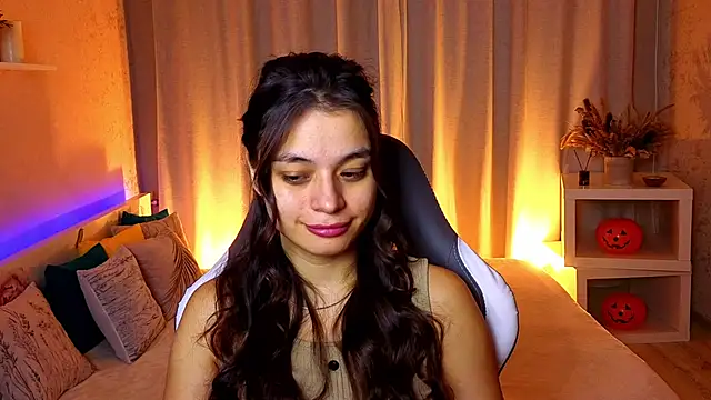 Leila Hefner online show from 11-18-25, 03:12