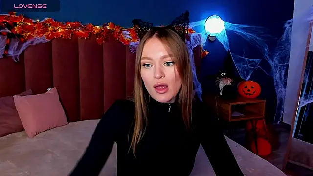 Snapshot of EvelynPoole chatting on 10-24-25, 01:35 EvelynPoole online show from 10-24-25, 01:35