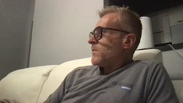 Axl hot online show from 11-15-25, 08:49