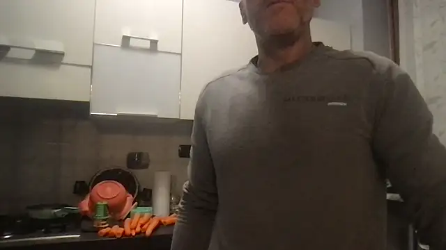 Axl hot online show from 11-21-25, 04:38