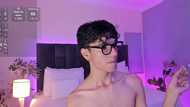 Snapshot of Phillicious__ chatting on 11-12-25, 11:25 Phillicious online show from 11-12-25, 11:25