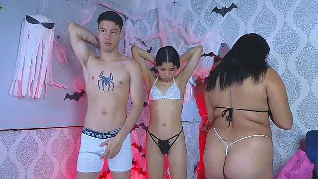 Snapshot of Twink_sensationx chatting on 10-31-25, 01:34 Twink sensationx online show from 10-31-25, 01:34