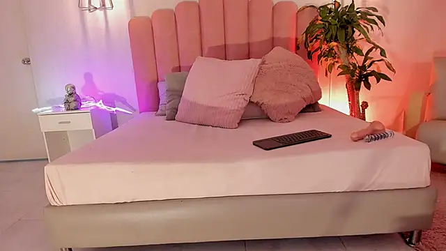 raven black  online show from 10-10-25, 02:05