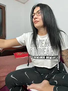 Snapshot of MiaKiittyy chatting on 10-04-25, 04:38 MiaKiittyy online show from 10-04-25, 04:38