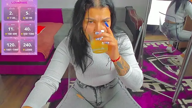 Snapshot of MiaKiittyy chatting on 10-23-25, 04:39 MiaKiittyy online show from 10-23-25, 04:39