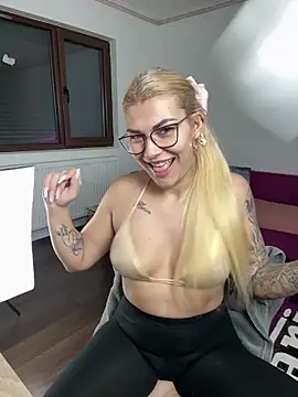 Snapshot of MiaKiittyy chatting on 11-30-25, 01:42 MiaKiittyy online show from 11-30-25, 01:42