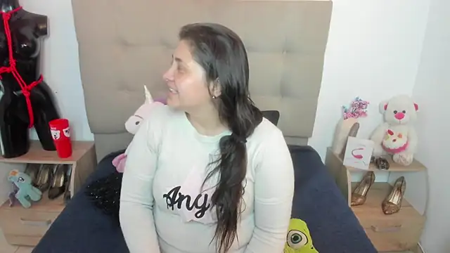 TifanyAmazinng online show from 11-10-25, 12:37