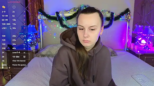 Snapshot of Kelly_Cartier chatting on 12-17-25, 01:17 Kelly Cartier online show from 12-17-25, 01:17