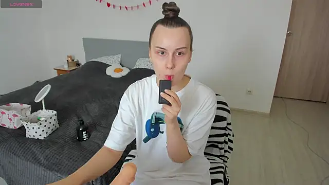 Snapshot of Kelly_Cartier chatting on 02-13-26, 06:42 Kelly Cartier online show from 02-13-26, 06:42