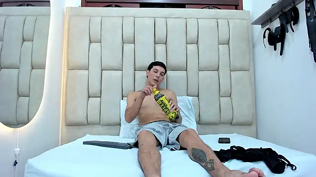 Snapshot of ZafiroAndFlynn chatting on 10-10-25, 07:35 ZafiroAndFlynn online show from 10-10-25, 07:35