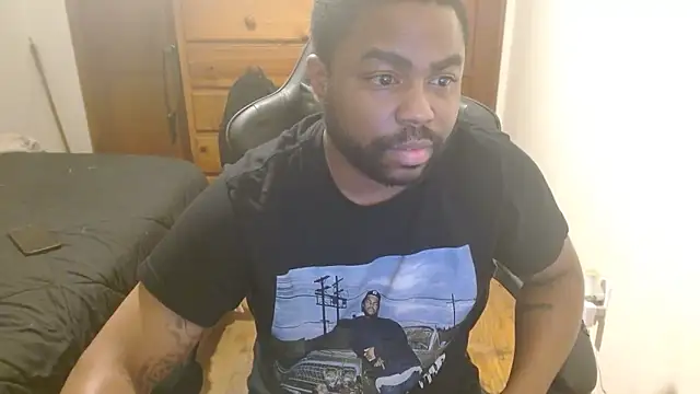 Snapshot of Breadwinnah chatting on 10-21-25, 04:35 Breadwinnah online show from 10-21-25, 04:35